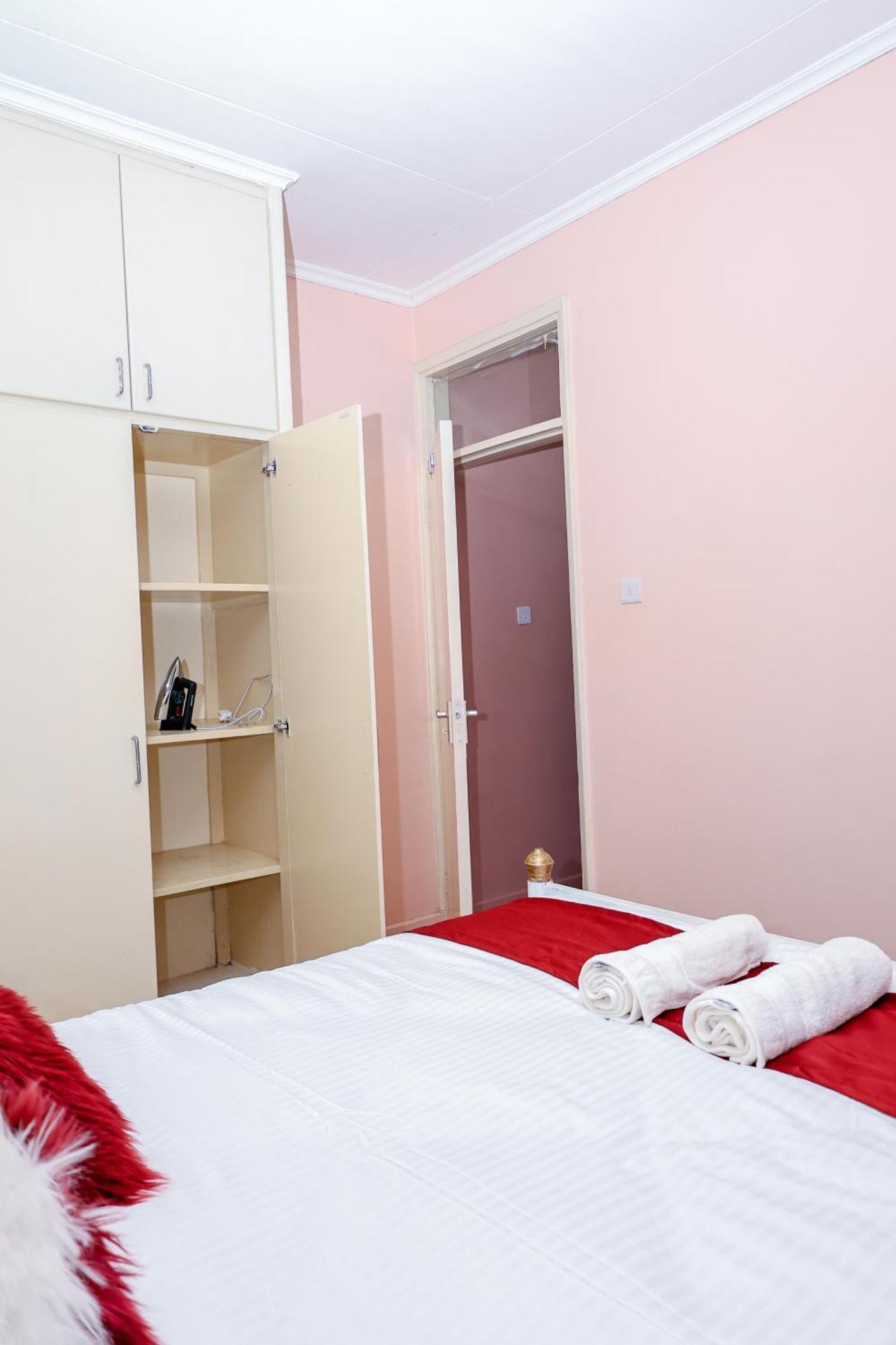 2 Bedroom Stylish Apartment, キスム エクステリア 写真